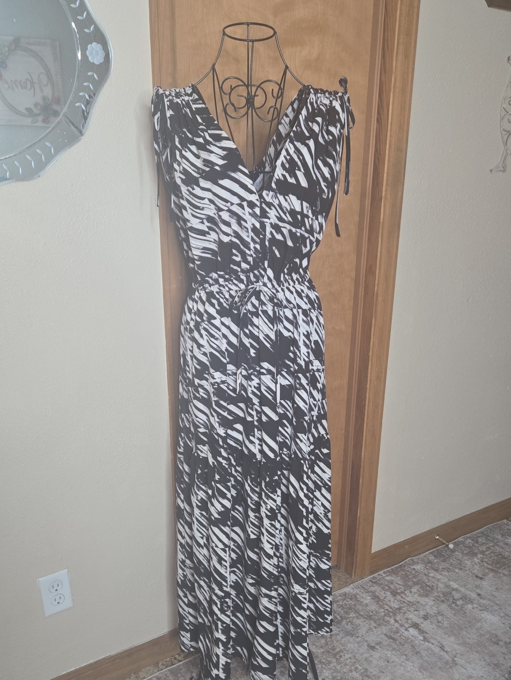 Calvin Klein Women’s Black & White Printed Maxi Dress